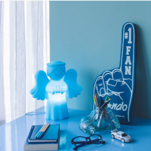 abajur_infantil_Polietilen_anjo_guarda_azul_ambientado-2