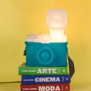 abajur_infantil_Polietilen_camera_retro-verde_ambientada