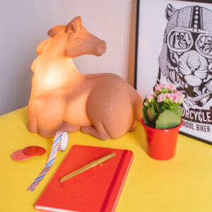 abajur_infantil_Polietilen_cavalo_marrom-ambientada