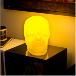 abajur_infantil_Polietilen_caveira_amarela_ambientada-2