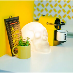 abajur_infantil_Polietilen_caveira_branco_ambientada