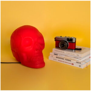 abajur_infantil_Polietilen_caveira_vermelho_ambientada