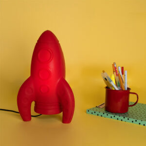 abajur_infantil_Polietilen_foguete_VERMELHO_ambientado