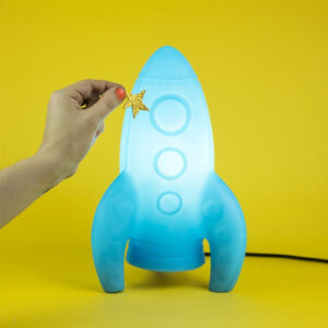 abajur_infantil_Polietilen_foguete_azul-ambientada