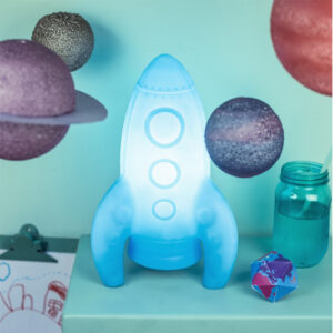 abajur_infantil_Polietilen_foguete_azul-ambientada2