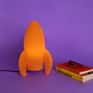 abajur_infantil_Polietilen_foguete_laranja_ambientado