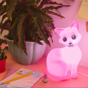 abajur_infantil_Polietilen_gatinha-rosa-ambientada