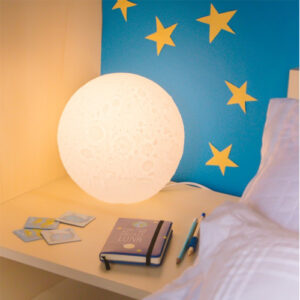 abajur_infantil_Polietilen_lua_mesa-branco-ambientada