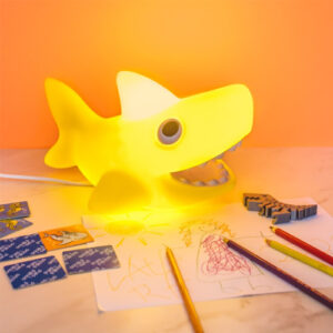 abajur_infantil_Polietilen_tubarao-amarelo-ambientado