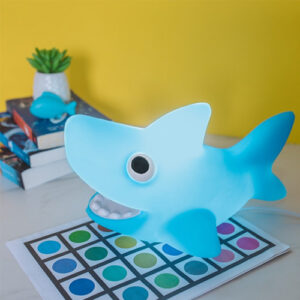 abajur_infantil_Polietilen_tubarao-azul-ambientado