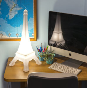 abajur_infantil_Polietileno_TORRE-EIFFEL-BRANCA-AMBIENTADA