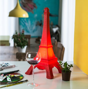 abajur_infantil_Polietileno_TORRE-EIFFEL-VERMElha-ambientada