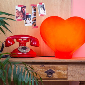 abajur_infantil_Polietileno_coracao_vermelho_ambientado