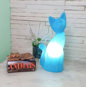 abajur_infantil_Polietileno_gato_AZUL-AMBIENTADO