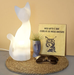 abajur_infantil_Polietileno_gato_branco-ambientado