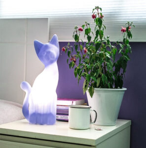 abajur_infantil_Polietileno_gato_lilas-ambientado