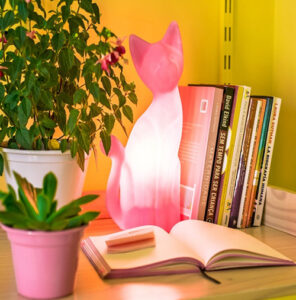 abajur_infantil_Polietileno_gato_rosa-ambientado