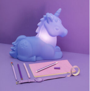 abajur_infantil_Polietileno_unicornio_lilas-ambientado