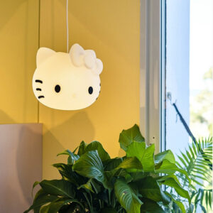 pendente_Polietileno_HELLO_KITTY_LAÇO_branco-aambientada