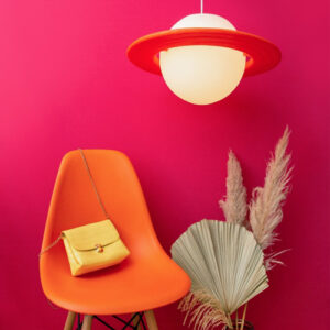 pendente_Polietileno_saturno-vermelho_ambientado-