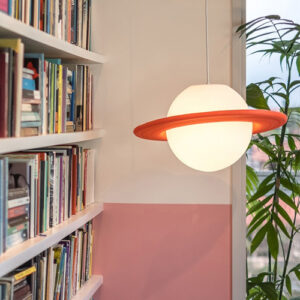 pendente_Polietileno_saturno-vermelho_ambientado-2