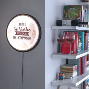 quadro_iluminado_so_vinho_ambientado