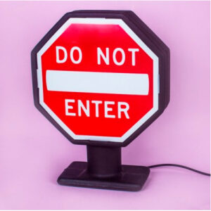 abajur_infantil_Polietilen_NOT_ENTER_ambientado