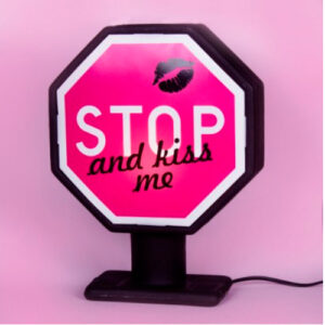 abajur_infantil_Polietilen_STOP_AND_KISS_ambientado