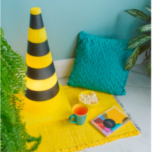 abajur_infantil_Polietilen_cone_transito_amarelo_ambientado