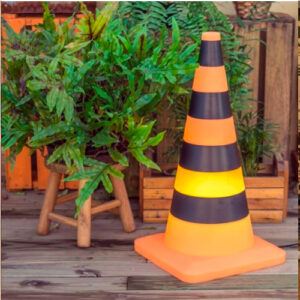 abajur_infantil_Polietilen_cone_transito_laranja_ambientado-2