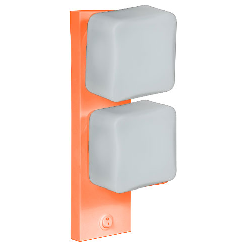 
As arandelas Kube possuem base metálica vertical colorida (vinho, amarela ou laranja) com cubos de vidro fosco branco alinhados, contendo de 2 a 4 lâmpadas. A Margo tem base dourada reta e uma haste curva que sustenta um globo de vidro âmbar translúcido com luz quente.