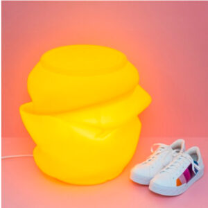 banco_lata_refri_amassada_amarelo_ambientada