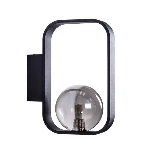 Imagem de uma arandela moderna preta, fixada na parede. Ela tem estrutura retangular com cantos arredondados e, na parte inferior, uma lâmpada esférica transparente visível, criando um visual minimalista e elegante.