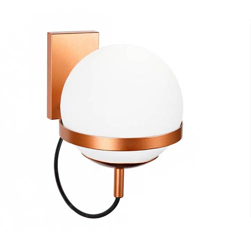 Esta arandela tem uma base retangular em tom cobre metálico. O globo de vidro branco é sustentado por um anel central e uma base inferior na mesma cor cobre, com um detalhe decorativo de fio preto curvado na parte de baixo.