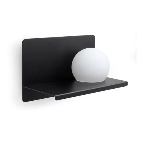 Esta arandela preta tem o formato de uma pequena prateleira metálica em "L" fixada à parede. Sobre a base horizontal, repousa um globo de vidro branco fosco que emite luz suave. O design é funcional e minimalista, servindo tanto como luminária quanto como suporte para pequenos objetos.