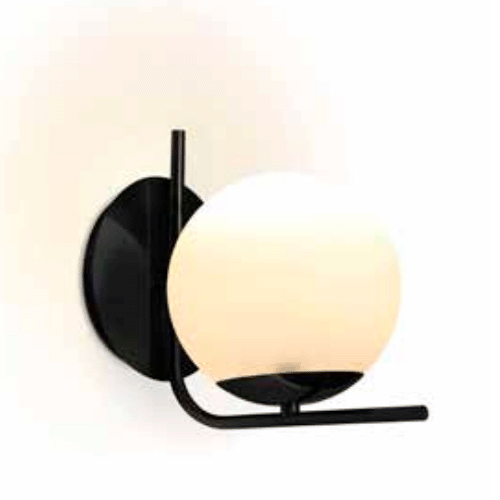 
Esta arandela moderna possui uma base circular preta fixada à parede. Uma fina haste metálica em formato de "L" sustenta um grande globo de vidro fosco branco. A esfera parece flutuar sobre a estrutura, emitindo uma luz suave e equilibrando linhas retas com curvas elegantes.