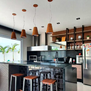 pendente_madeira_conico_pequeno_ambientada