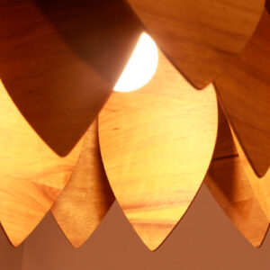 pendente_madeira_lirio_fechado_detalhe