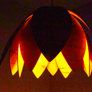 pendente_madeira_lirio_fechado_detalhe_escuro