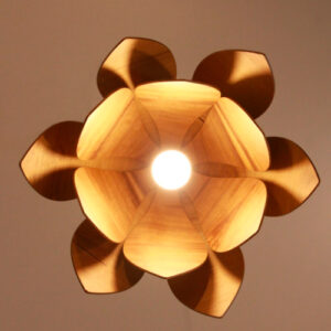 pendente_madeira_lirio_fechado_por_baixo