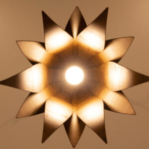 pendente_madeira_lirio_visto_por_baixo