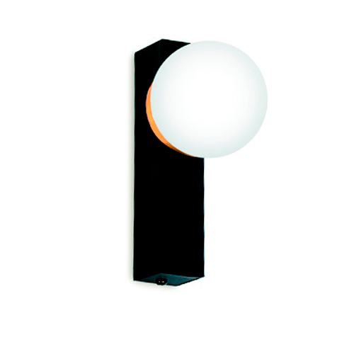 Esta arandela possui uma base retangular vertical em metal preto fosco presa à parede. No topo, há um globo de vidro branco leitoso e circular, que difunde a luz. O design é minimalista, moderno e elegante, contrastando formas geométricas retas com a suavidade da esfera.