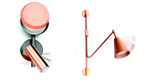 A imagem mostra duas arandelas modernas em tom de rosé metálico. Esquerda: Possui discos (um maior, um menor) e um foco cilíndrico móvel para luz direcionada. Direita: Apresenta uma barra vertical com um braço articulado que sustenta uma cúpula cônica e móvel. ambas têm acabamento liso e brilhante.