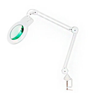 Possui uma lente de aumento circular com uma moldura, presa a um braço articulado longo. Na extremidade oposta, há uma garra de fixação (clamp), usada para prendê-la em mesas ou bancadas. É comumente usada para trabalhos detalhados, como eletrônica, artesanato ou estética, pois amplia e ilumina o objeto.