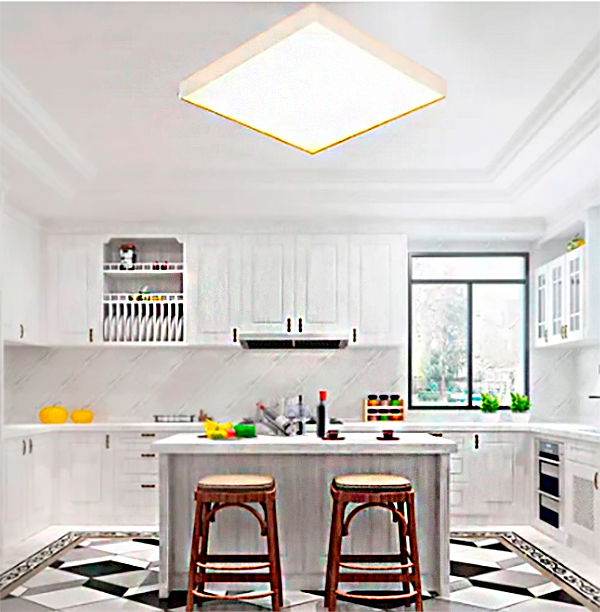 Iluminação Uniforme: O formato e o difusor espalham a luz por toda a área, evitando sombras fortes e cantos escuros. Design e Clean: As linhas retas e o perfil fino (como nos modelos "slim" ou de "borda infinita") se integram facilmente a decorações contemporâneas, como a cozinha branca da foto.