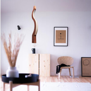 pendente_madeira_emanuelle_vertical_ambientado