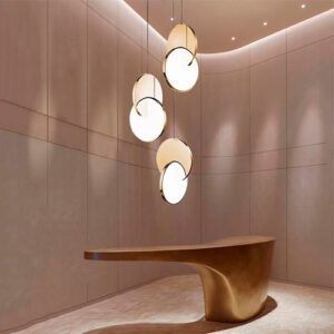 PENDENTE_SIGNO_DORADO_POLIDO_AMBIENTADA