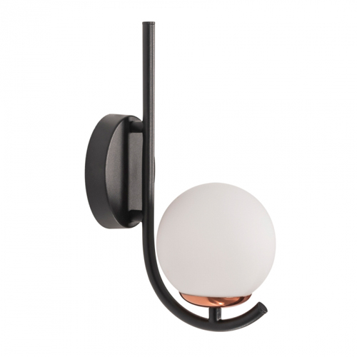 
Esta arandela moderna tem uma estrutura metálica preta em formato de "J". Preso à base curvada, há um globo de vidro fosco branco que parece flutuar. Um detalhe circular em cobre na base do globo une o vidro ao metal, criando um contraste sofisticado entre o preto, o branco e o metalizado.