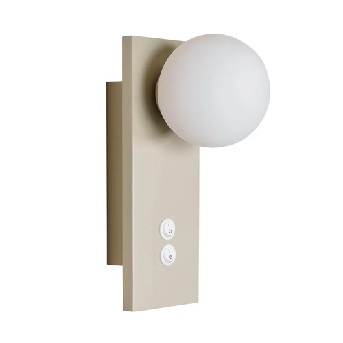 
Esta arandela possui uma base retangular vertical bege com dois interruptores redondos na parte inferior. No topo, há um globo de vidro branco fosco que emite luz suave. O design é minimalista, funcional e moderno, ideal para instalação próxima a cabeceiras de cama.
