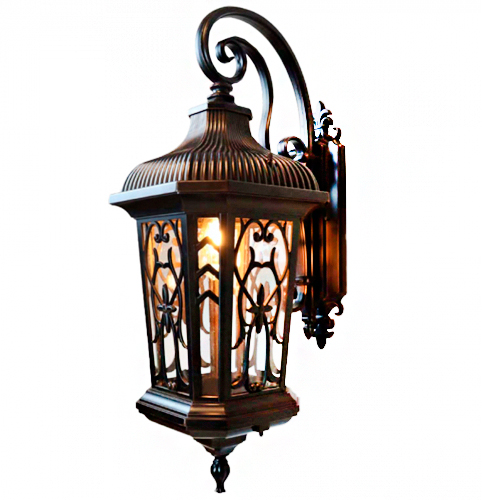 
Arandela de parede estilo colonial clássico em metal preto. Possui um suporte em arco decorado com volutas. O corpo é um sextavado de vidro com detalhes internos de metal entrelaçado. O topo é canelado e a base termina em uma ponta fina ornamental. Luz quente